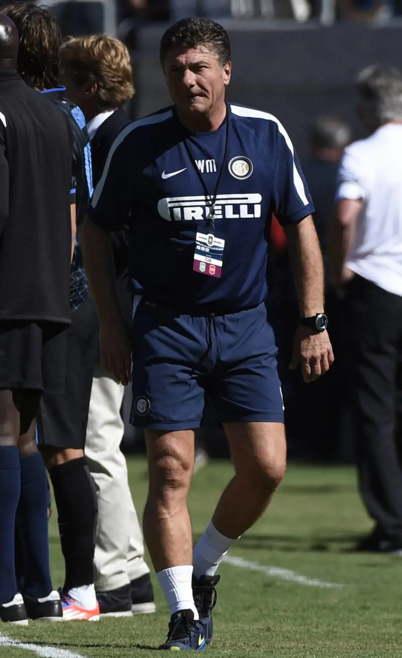 Walter Mazzarri a bordo campo durante un match contro il Real Madrid