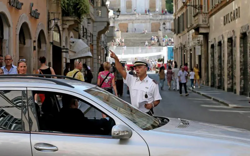 Piazza di Spagna, suk nelle mani degli abusivi
