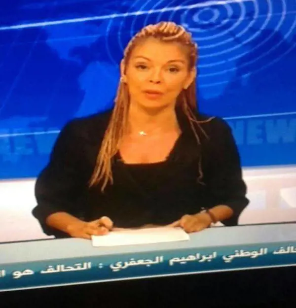 La giornalista Dalia Al-Aqidi in tv con la croce al collo