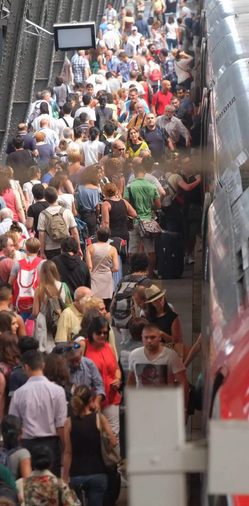 La stazione va in tilt Migliaia di turisti seduti sulle valigie