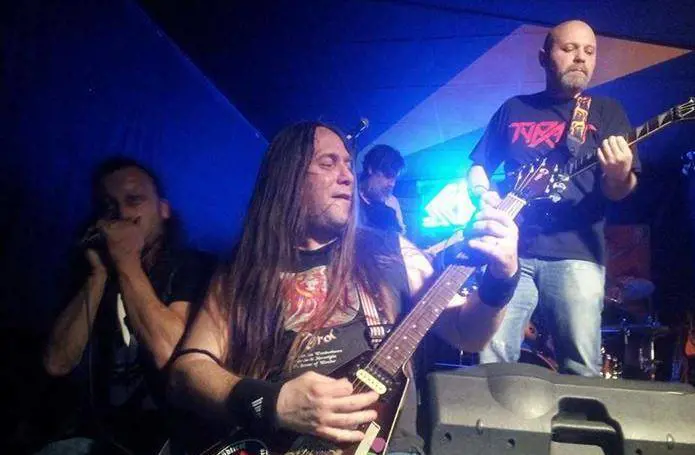 Di giorno libraio, la notte l'hard rock