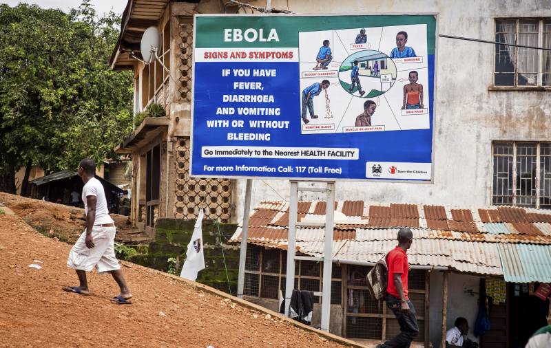 Manifesti a Freetown (Liberia) invitano a non sottostimare i sintomi dell'Ebola