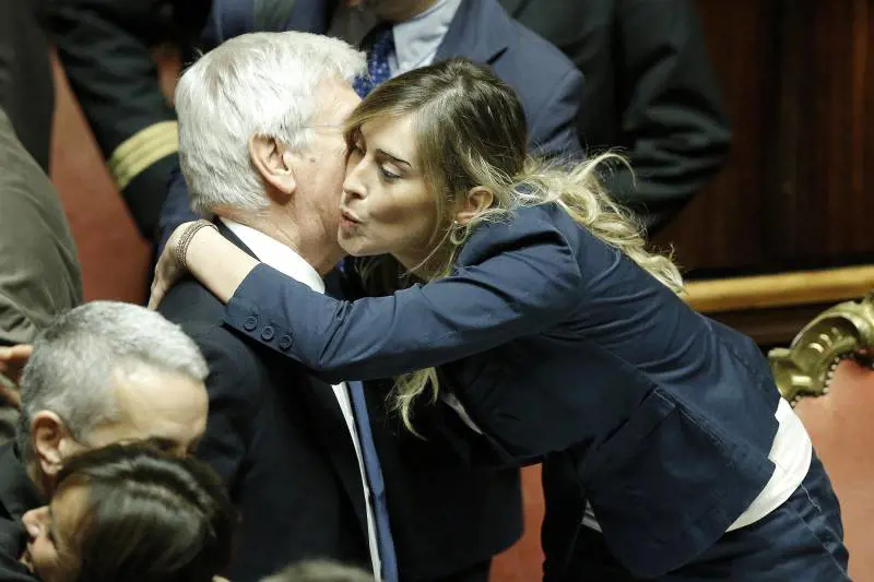 Baci, canguri e aria di vacanza al funerale di Palazzo Madama