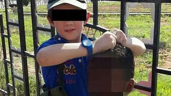 Il figlio del jihadista che regge la testa mozzata
