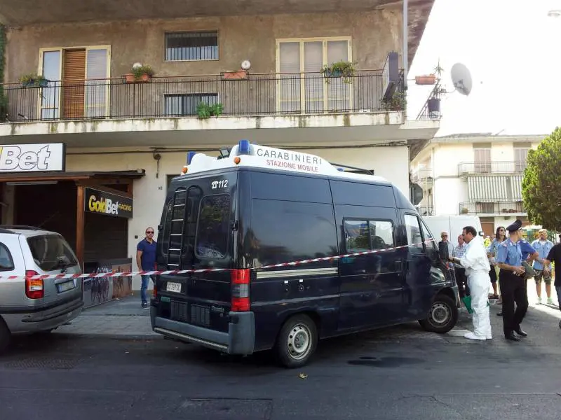 Accoltella le figlie nel sonno Morta una bimba di 12 anni