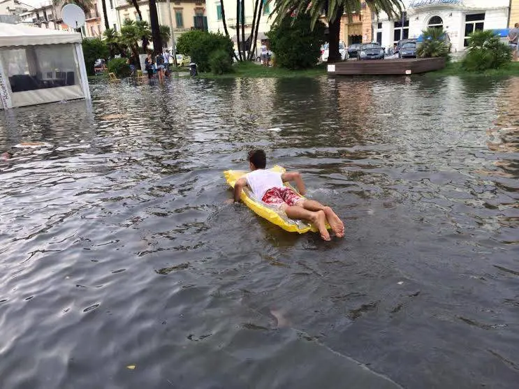 Il lungomare di Viareggio il 26 luglio scorso dopo uno dei nubifragi di quest'anno
