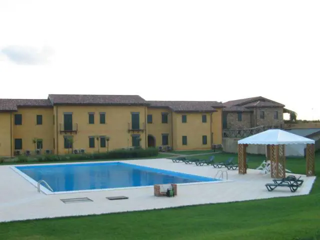 Sardegna: altri 50 immigrati abbandonano l'hotel 