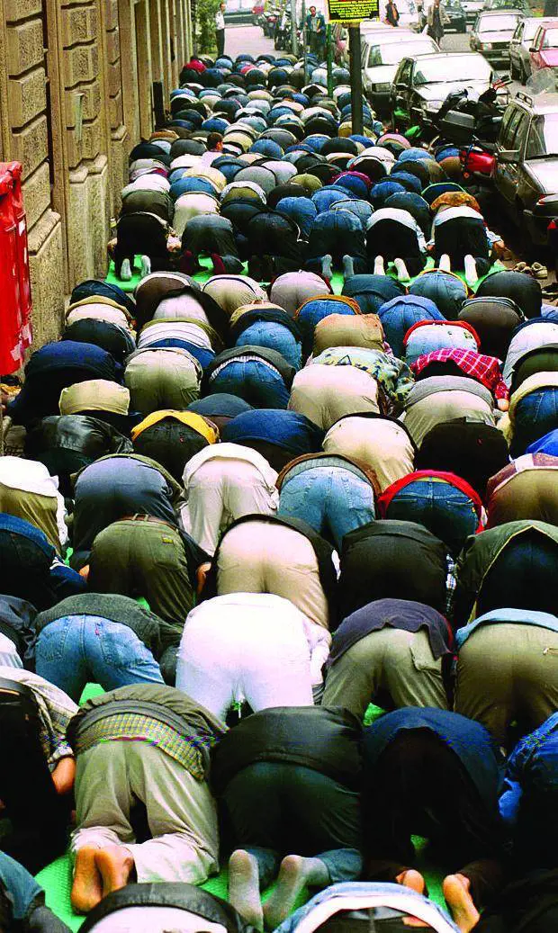 Dilagano le moschee abusive. Che imbarazzo per i sindaci Pd