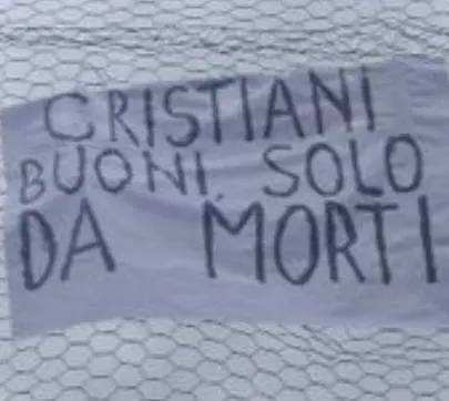 Minacce ai cristiani, ma il prete incolpa gli italiani