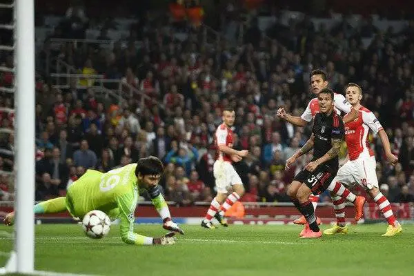 Sanchez, ha appena scoccato il tiro della qualificazione dei Gunners