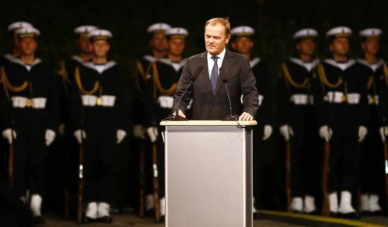L'appello di Tusk: "Redistribuire almeno 100mila profughi"