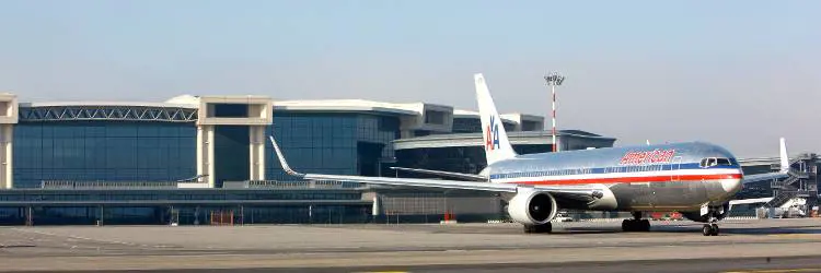 Paura sul volo da Miami a Milano. Atterraggio d'emergenza: sei feriti