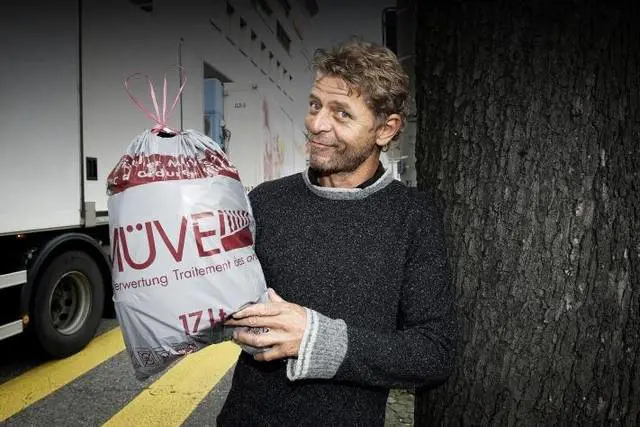 Butta la spazzatura fuori orario e finisce due giorni in carcere
