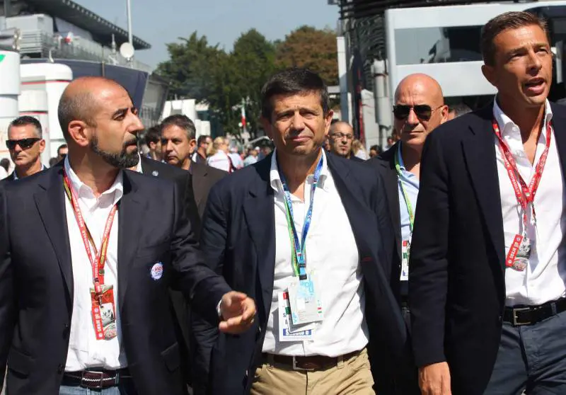 L'unica sfumatura rossa sul podio è il ministro Boschi che dà i premi