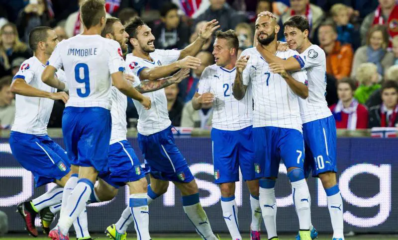 Simone Zaza festeggiato dopo il suo primo gol in Nazionale