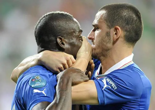 Bonucci zittisce Balotelli, in Italia-Eire, per evitare una sua esultanza sopra le righe