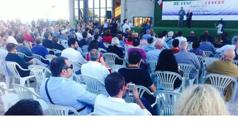 Fini alla festa di Mirabello. Meno di 200 persone accolgono il suo ritorno 