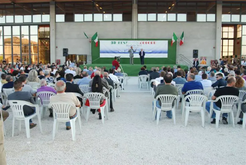 La triste parabola di Fini: comizio con quattro gatti