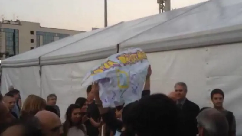 Un momento delle contestazioni di ieri sera alla Festa dell'Unità