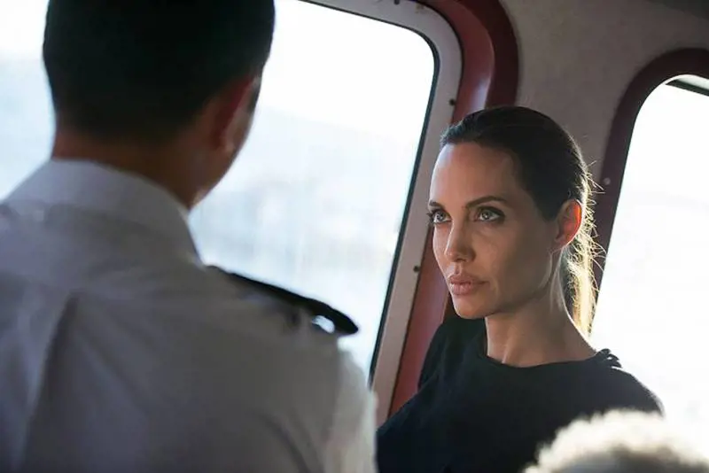 Se la visita agli immigrati diventa una passerella vip