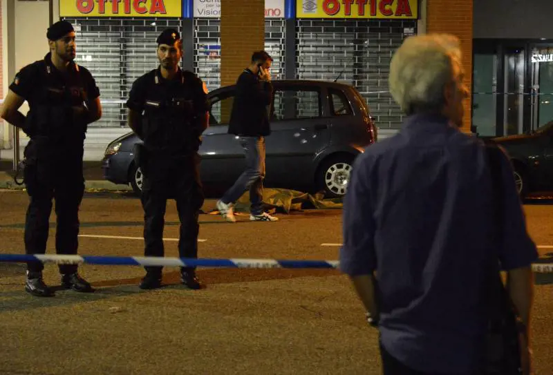 Bruzzano, scene da Far West Due morti in una sparatoria