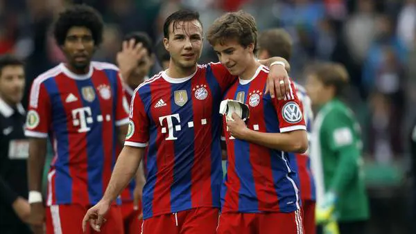 Il giovane Gaudino festeggia con Gotze una vittoria bavarese