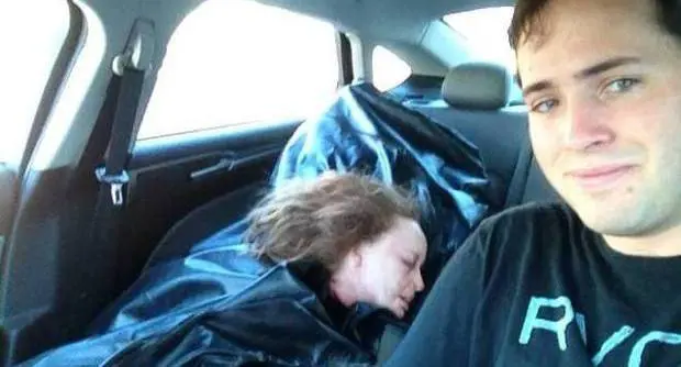 Il selfie-choc: "Ho rubato il corpo della mia ragazza"