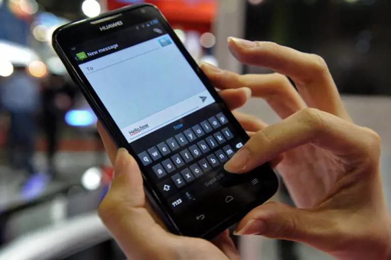 Sms hot a una minorenne, politico inglese nei guai