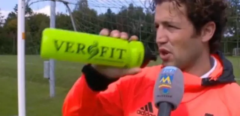 Tifoso urina nella borraccia e il portiere ignaro la beve: "Ora hai l'Aids"