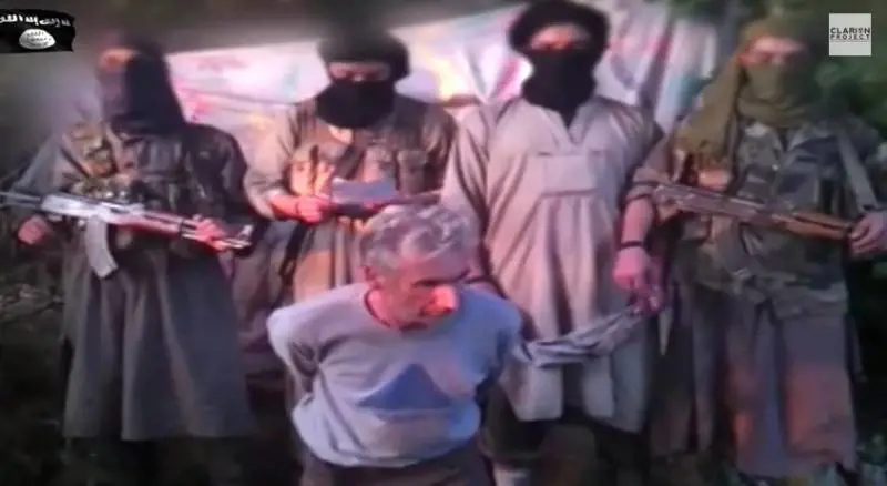 I jihadisti decapitano l'ostaggio francese: "Messaggio di sangue per Hollande"