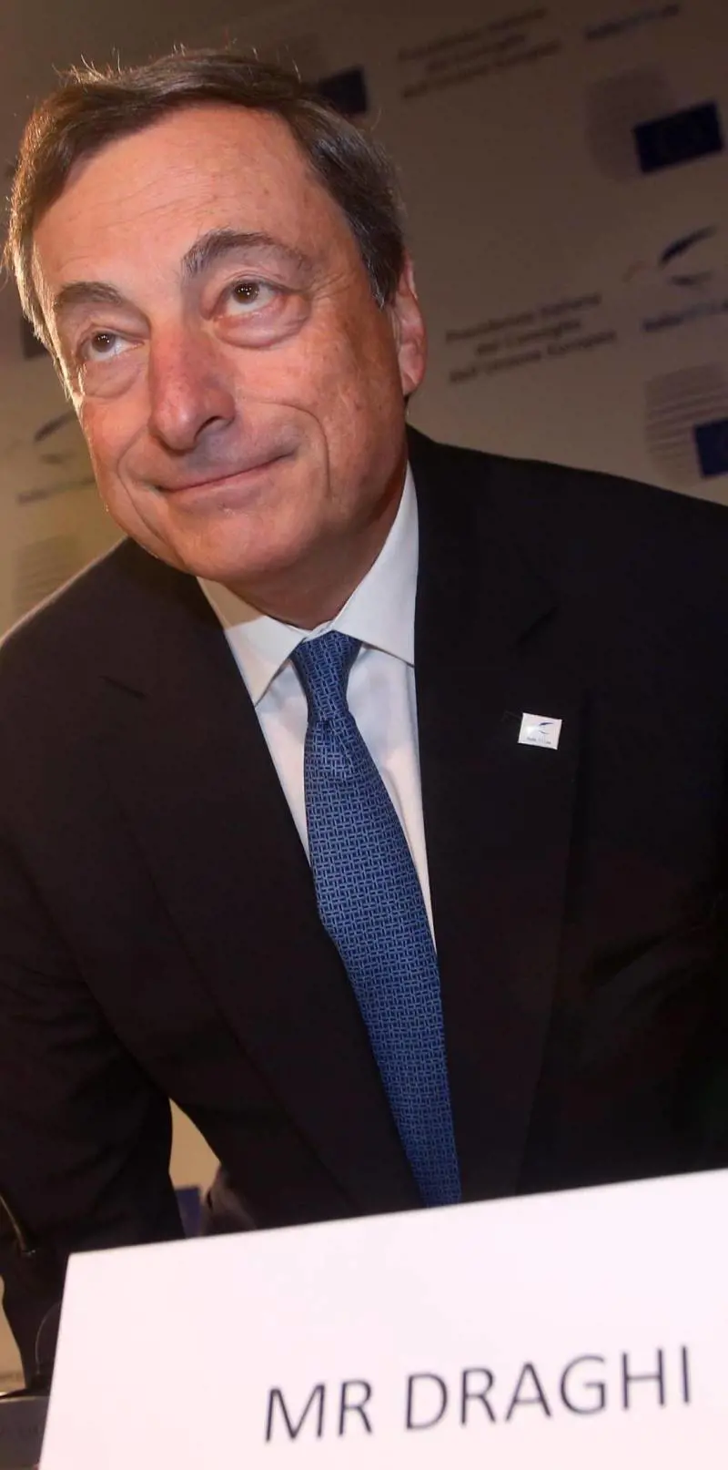 Draghi spinge l'euro sotto 1,28 dollari