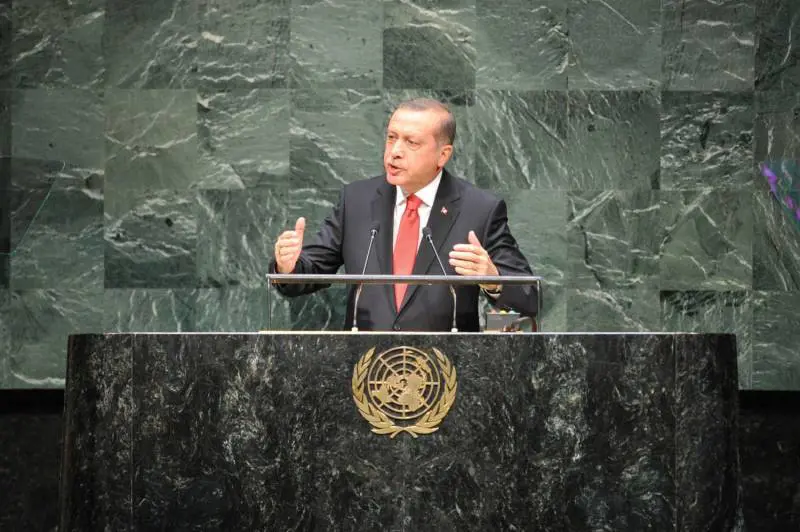 "Le musulmane facciano più figli". E Erdogan "vieta" i preservativi