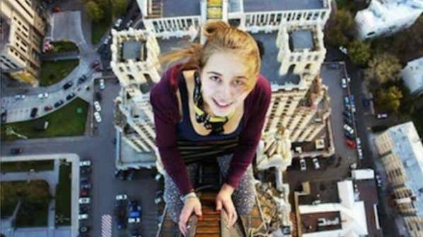 Questa ragazza, per impressionare i suoi amici, ha scattato questo selfie su un ponte. La 17enne russa ha poi perso l'equilibrio, è caduta ed è morta