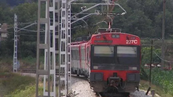 nel marzo 2014 un 21enne ha perso la vita perché era salito in cima al treno per scattare un selfie ed è scivolato