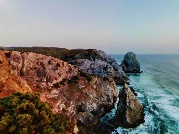 Una coppia Polacca in vacanza in Portogallo ha provato a scattare una fotto in cima a queste scogliere il 10 agosto 2014. Sono caduti e sono entrambi morti