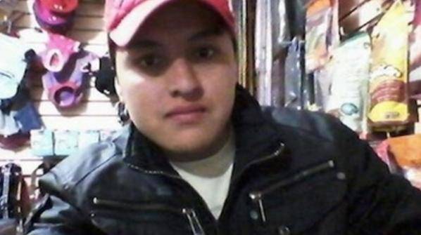 Il 21enne Oscar Aguilar ha perso la vita postano questo selfie in cui si puntava una pistola. Il colpo è partito accidentalmente e il ragazzo è morto
