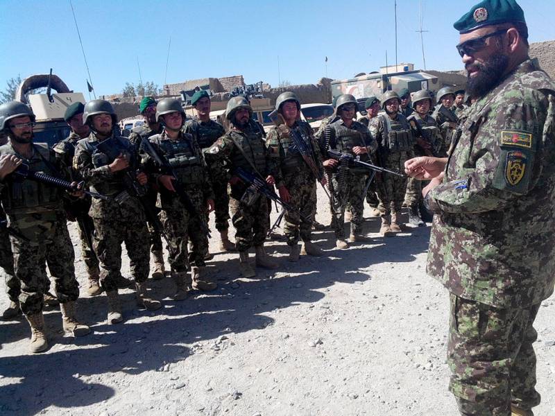 Il generale Zariat Shah O ed passa in rassegna le truppe afghane del campo avanzato di Obe nella provincia di Herat