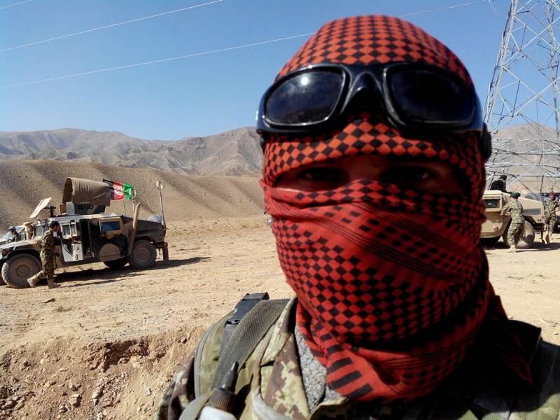 Gli occhi della guerra di un soldato afghano su un avamposto che domina la valle di Chest-i-Sharif