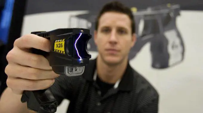 Un impiegato della Taser International durante una dimostrazione a una fiera