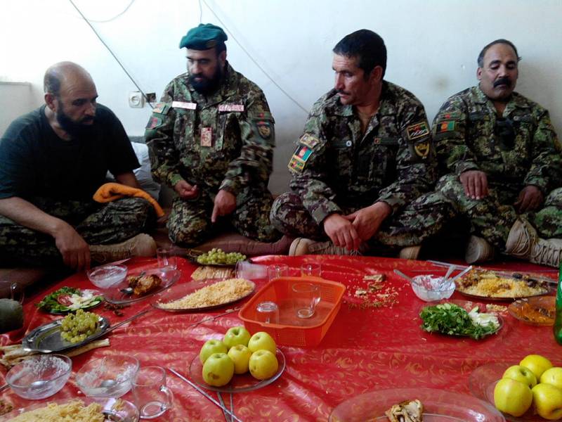 Nella base del 3 battaglione a Chest-i-Sharif si mangia all'afghana seduti a terra e con le mani