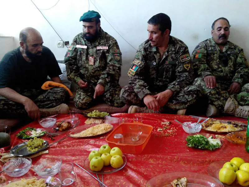 Nella base del 3 battaglione a Chest-i-Sharif si mangia all'afghana seduti a terra e con le mani