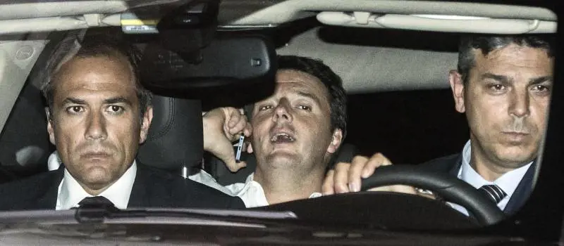 Renzi deride D'Alema rottamato pure dai suoi: se mi attacca mi aiuta