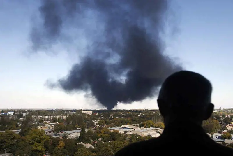 Fumo dopo i bombardamenti sull'aeroporto di Donetsk