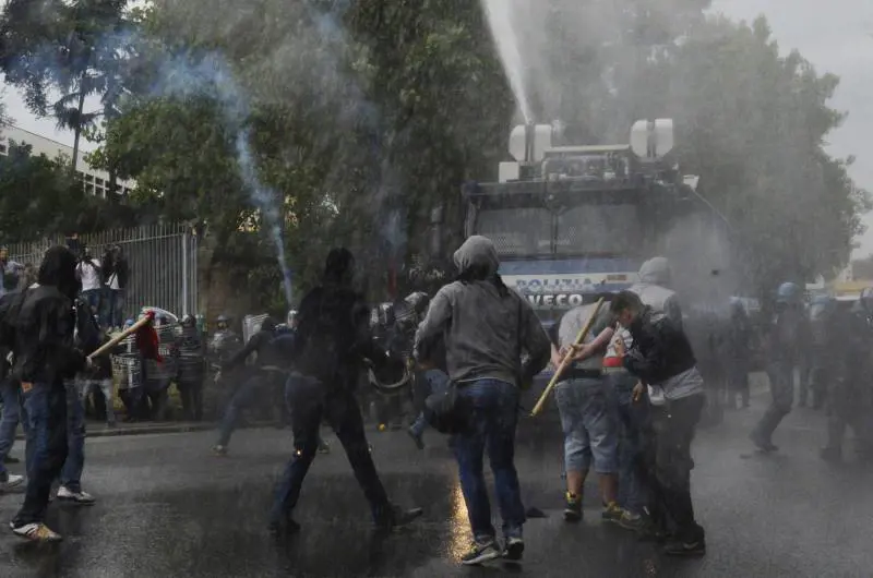 E fuori dal vertice scatta la protesta antagonista