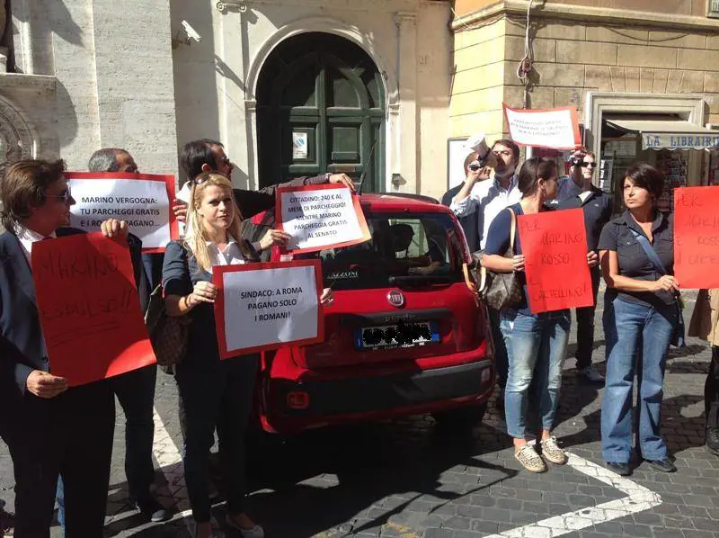 Stangata di Marino sui parcheggi. Ma lui ha il posto gratis in Senato