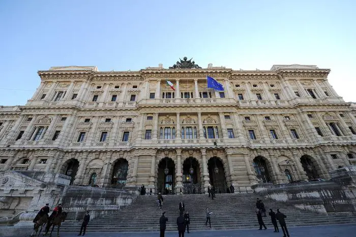 "Commette reato chi pubblica sul web appelli che inneggiano all'Isis"