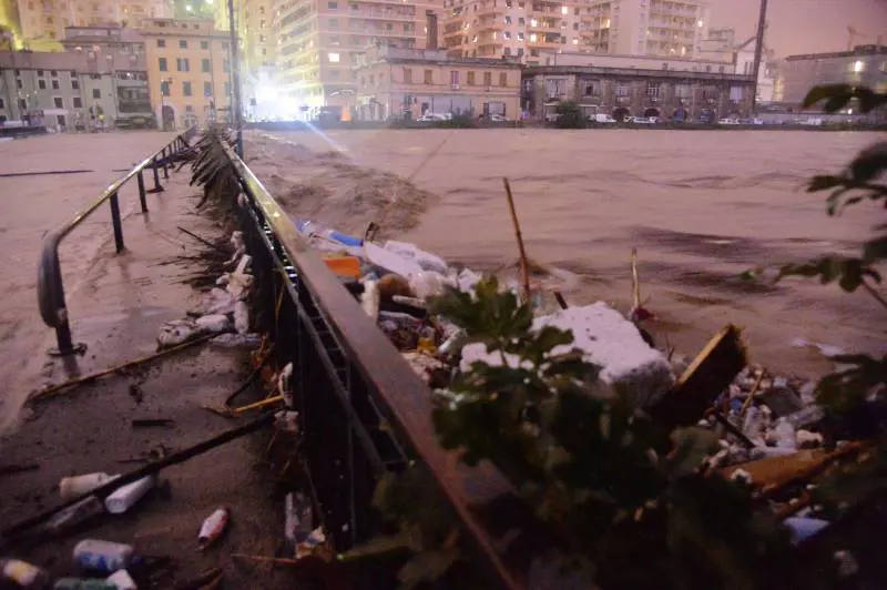 Esondano i torrenti: un morto a Genova