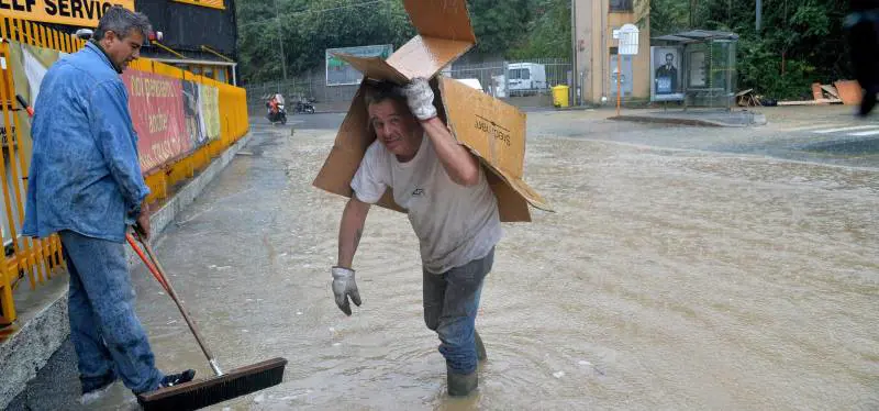 Strade allagate voragini nell'asfalto  e treni deragliati