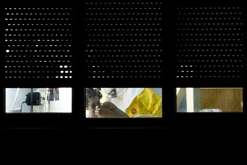 Un medico all'ospedale Carloss III di Madrid, dove è ricoverata un'infermiera contagiata dall'ebola