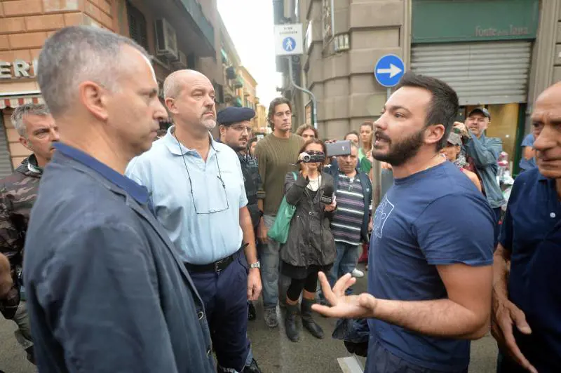 Il sindaco Marco Doria parla con alcuni cittadini